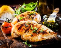 Μαριναρισμένα ψημένα στη σχάρα υγιή στήθη κοτόπουλου Μαριναρισμένα ψημένα στη σχάρα υγιή στήθη κοτόπουλου