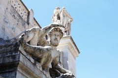 Μαρμάρινο γλυπτό ενός ατόμου μπροστά από την είσοδο στοκ φωτογραφίες Μαρμάρινο γλυπτό ενός ατόμου μπροστά από την είσοδο στοκ φωτογραφίες