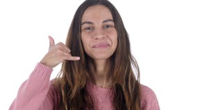 Μας ελάτε σε επαφή με, με καλέστε χειρονομία από το λατινικό άσπρο υπόβαθρο γυναικών Μας ελάτε σε επαφή με, με καλέστε χειρονομία από το λατινικό άσπρο υπόβαθρο γυναικών