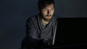 Ματαιωμένο γενειοφόρο άτομο που εργάζεται στο lap-top πολύ έκπληκτο και που ανατρέπεται φιλμ μικρού μήκους Ματαιωμένο γενειοφόρο άτομο που εργάζεται στο lap-top πολύ έκπληκτο και που ανατρέπεται φιλμ μικρού μήκους