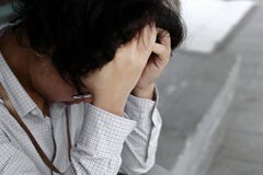 Ματαιωμένο τονισμένο νέο ασιατικό επιχειρησιακό άτομο που καλύπτει το μέτωπο με τα χέρια και το αίσθημα που απογοητεύεται στο εξω στοκ φωτογραφίες με δικαίωμα ελεύθερης χρήσης Ματαιωμένο τονισμένο νέο ασιατικό επιχειρησιακό άτομο που καλύπτει το μέτωπο με τα χέρια και το αίσθημα που απογοητεύεται στο εξω στοκ φωτογραφίες με δικαίωμα ελεύθερης χρήσης