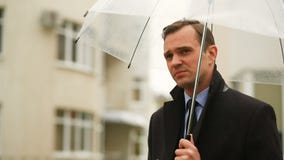 Ματαιωμένος από τον καιρό, που στέκεται κάτω από την ομπρέλα κατά τη διάρκεια της βροχής Δυστυχισμένο άτομο σε ένα κοστούμι απόθεμα βίντεο Ματαιωμένος από τον καιρό, που στέκεται κάτω από την ομπρέλα κατά τη διάρκεια της βροχής Δυστυχισμένο άτομο σε ένα κοστούμι απόθεμα βίντεο