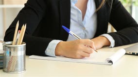 Ματαιωμένος εργαζόμενος γραφείων που τσαλακώνει το έγγραφο Ματαιωμένος εργαζόμενος γραφείων που τσαλακώνει το έγγραφο