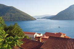 Μαυροβούνιο Άποψη του κόλπου Kotor και των κόκκινων στεγών της αρχαίας πόλης Perast Στοκ Φωτογραφία Μαυροβούνιο Άποψη του κόλπου Kotor και των κόκκινων στεγών της αρχαίας πόλης Perast Στοκ Φωτογραφία