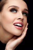 μαύρα eyelashes μακροχρόνια Πρόσωπο γυναικών με το μαλακό δέρμα, ομορφιά Makeup στοκ εικόνες μαύρα eyelashes μακροχρόνια Πρόσωπο γυναικών με το μαλακό δέρμα, ομορφιά Makeup στοκ εικόνες
