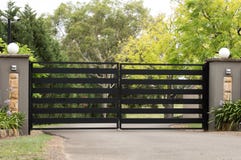 Μαύρες driveway μετάλλων πύλες εισόδων που τίθενται στο φράκτη στοκ φωτογραφίες Μαύρες driveway μετάλλων πύλες εισόδων που τίθενται στο φράκτη στοκ φωτογραφίες