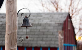 Μαύρο κουδούνι μετάλλων σε μια θέση στοκ εικόνες Μαύρο κουδούνι μετάλλων σε μια θέση στοκ εικόνες