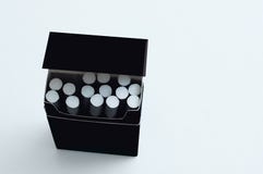μαύρο πακέτο με τις δαπάνες τσιγάρων σε ένα άσπρο υπόβαθρο στοκ εικόνες μαύρο πακέτο με τις δαπάνες τσιγάρων σε ένα άσπρο υπόβαθρο στοκ εικόνες