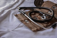 Μαύρο στηθοσκόπιο με την καφετιά περίπτωση δέρματος στοκ φωτογραφία Μαύρο στηθοσκόπιο με την καφετιά περίπτωση δέρματος στοκ φωτογραφία