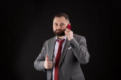 Μαύρο υπόβαθρο στάσεων φίλων κλήσης τύπων Κινητή έννοια κλήσης Το επίσημο κοστούμι ατόμων καλεί κάποιο Κινητή συνομιλία κλήσης Κι στοκ εικόνες με δικαίωμα ελεύθερης χρήσης Μαύρο υπόβαθρο στάσεων φίλων κλήσης τύπων Κινητή έννοια κλήσης Το επίσημο κοστούμι ατόμων καλεί κάποιο Κινητή συνομιλία κλήσης Κι στοκ εικόνες με δικαίωμα ελεύθερης χρήσης