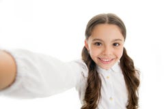 Με επιτρέψτε να πάρω ένα selfie Τα ενδύματα σχολικών στολών κοριτσιών παιδιών κρατούν ότι το smartphone παίρνει τη φωτογραφία Παι στοκ εικόνα με δικαίωμα ελεύθερης χρήσης Με επιτρέψτε να πάρω ένα selfie Τα ενδύματα σχολικών στολών κοριτσιών παιδιών κρατούν ότι το smartphone παίρνει τη φωτογραφία Παι στοκ εικόνα με δικαίωμα ελεύθερης χρήσης