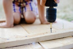 μεγάλα χέρια τρυπανιών ανασκόπησης που κρατούν το σπίτι σύγχρονο Η εικόνα κινηματογραφήσεων σε πρώτο πλάνο το κάνει στοκ φωτογραφία με δικαίωμα ελεύθερης χρήσης μεγάλα χέρια τρυπανιών ανασκόπησης που κρατούν το σπίτι σύγχρονο Η εικόνα κινηματογραφήσεων σε πρώτο πλάνο το κάνει στοκ φωτογραφία με δικαίωμα ελεύθερης χρήσης