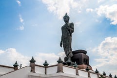 Μεγάλο άγαλμα του Βούδα με το μπλε ουρανό στην Ταϊλάνδη Στοκ εικόνες με δικαίωμα ελεύθερης χρήσης Μεγάλο άγαλμα του Βούδα με το μπλε ουρανό στην Ταϊλάνδη Στοκ εικόνες με δικαίωμα ελεύθερης χρήσης