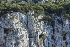 Μεγάλα παράθυρα σηράγγων πολιορκίας στο βράχο στοκ εικόνες με δικαίωμα ελεύθερης χρήσης Μεγάλα παράθυρα σηράγγων πολιορκίας στο βράχο στοκ εικόνες με δικαίωμα ελεύθερης χρήσης