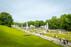 Μεγάλες πηγές καταρρακτών στο παλάτι Peterhof σε Άγιο Πετρούπολη, Ρωσία στοκ εικόνα Μεγάλες πηγές καταρρακτών στο παλάτι Peterhof σε Άγιο Πετρούπολη, Ρωσία στοκ εικόνα