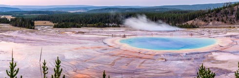 Μεγάλη Prismatic άνοιξη στο εθνικό πάρκο Yellowstone στοκ φωτογραφία Μεγάλη Prismatic άνοιξη στο εθνικό πάρκο Yellowstone στοκ φωτογραφία
