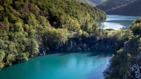 Μεγάλη άποψη από ένα βουνό πέρα από ένα μέρος του εθνικού πάρκου Plitvice στοκ φωτογραφία Μεγάλη άποψη από ένα βουνό πέρα από ένα μέρος του εθνικού πάρκου Plitvice στοκ φωτογραφία