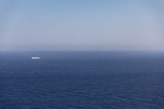 Μεγάλη βάρκα ταχύπλοων σκαφών μακριά στον ορίζοντα στοκ φωτογραφίες με δικαίωμα ελεύθερης χρήσης Μεγάλη βάρκα ταχύπλοων σκαφών μακριά στον ορίζοντα στοκ φωτογραφίες με δικαίωμα ελεύθερης χρήσης