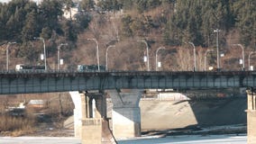 Μεγάλη γέφυρα στην οποία η μεταφορά κινείται φιλμ μικρού μήκους Μεγάλη γέφυρα στην οποία η μεταφορά κινείται φιλμ μικρού μήκους