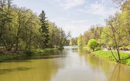 Μεγάλη λίμνη Tsaritsyn στο κτήμα Tsaritsyno Νότια περιοχή Μόσχα Ρωσική Ομοσπονδία στοκ φωτογραφία με δικαίωμα ελεύθερης χρήσης Μεγάλη λίμνη Tsaritsyn στο κτήμα Tsaritsyno Νότια περιοχή Μόσχα Ρωσική Ομοσπονδία στοκ φωτογραφία με δικαίωμα ελεύθερης χρήσης