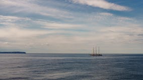 Μεγάλη ψηλή πλέοντας βάρκα εν πλω Όμορφο seascape στη θάλασσα της Βαλτικής το καλοκαίρι στοκ φωτογραφία με δικαίωμα ελεύθερης χρήσης Μεγάλη ψηλή πλέοντας βάρκα εν πλω Όμορφο seascape στη θάλασσα της Βαλτικής το καλοκαίρι στοκ φωτογραφία με δικαίωμα ελεύθερης χρήσης