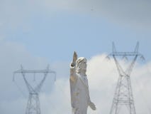 Μεγάλο άγαλμα του Ιησούς Χριστού που βλέπει μεταξύ δύο πύργων μετάδοσης δύναμης Μυστικισμός και τεχνολογία στοκ φωτογραφία Μεγάλο άγαλμα του Ιησούς Χριστού που βλέπει μεταξύ δύο πύργων μετάδοσης δύναμης Μυστικισμός και τεχνολογία στοκ φωτογραφία