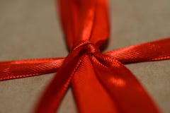 μεγάλο απελευθέρωσης πράσινο ύδωρ φωτογραφίας φύλλων μακρο Κλείστε - επάνω του κόκκινων τόξου και των κορδελλών από τη συσκευασία στοκ εικόνα μεγάλο απελευθέρωσης πράσινο ύδωρ φωτογραφίας φύλλων μακρο Κλείστε - επάνω του κόκκινων τόξου και των κορδελλών από τη συσκευασία στοκ εικόνα