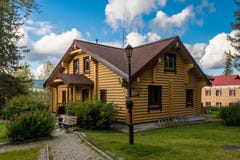 Μεγάλο επί παραγγελία σπίτι πολυτέλειας με το ωραία εξωραϊσμένο μπροστινό ναυπηγείο α στοκ φωτογραφίες Μεγάλο επί παραγγελία σπίτι πολυτέλειας με το ωραία εξωραϊσμένο μπροστινό ναυπηγείο α στοκ φωτογραφίες