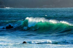Μεγάλο κύμα του σαφούς μπλε νερού aqua αναδρομικά φωτισμένου από τον ήλιο στοκ εικόνες με δικαίωμα ελεύθερης χρήσης Μεγάλο κύμα του σαφούς μπλε νερού aqua αναδρομικά φωτισμένου από τον ήλιο στοκ εικόνες με δικαίωμα ελεύθερης χρήσης