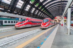 Μεγάλο τραίνο Trenitalia στον κεντρικό σταθμό του Μιλάνου στοκ εικόνα με δικαίωμα ελεύθερης χρήσης Μεγάλο τραίνο Trenitalia στον κεντρικό σταθμό του Μιλάνου στοκ εικόνα με δικαίωμα ελεύθερης χρήσης