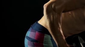 Μεγάλοι δικέφαλοι μυ'ες workout, σκοτεινό υπόβαθρο απόθεμα βίντεο Μεγάλοι δικέφαλοι μυ'ες workout, σκοτεινό υπόβαθρο απόθεμα βίντεο