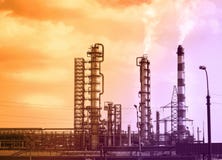 Μεγάλοι σωλήνες από τους οποίους υπάρχει καπνός στις εγκαταστάσεις καθαρισμού στοκ φωτογραφία Μεγάλοι σωλήνες από τους οποίους υπάρχει καπνός στις εγκαταστάσεις καθαρισμού στοκ φωτογραφία