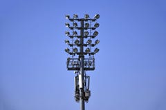 Μεγάλος πύργος φωτισμού με τα επίκεντρα και τα μεγάφωνα που εγκαθίστανται ενάντια στο φωτεινό μπλε ασυννέφιαστο ουρανό στοκ εικόνες Μεγάλος πύργος φωτισμού με τα επίκεντρα και τα μεγάφωνα που εγκαθίστανται ενάντια στο φωτεινό μπλε ασυννέφιαστο ουρανό στοκ εικόνες
