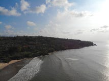 Μεγάλος τροπικός μπλε ωκεανός κυμάτων, άποψη κηφήνων του surfer που πιάνει τα μπλε κύματα, Μπαλί, Ινδονησία στοκ εικόνα Μεγάλος τροπικός μπλε ωκεανός κυμάτων, άποψη κηφήνων του surfer που πιάνει τα μπλε κύματα, Μπαλί, Ινδονησία στοκ εικόνα