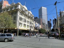 Μελβούρνη, Αυστραλία - Swanston ST κατά τη διάρκεια του χρόνου μεσημεριανού γεύματος στοκ φωτογραφία με δικαίωμα ελεύθερης χρήσης Μελβούρνη, Αυστραλία - Swanston ST κατά τη διάρκεια του χρόνου μεσημεριανού γεύματος στοκ φωτογραφία με δικαίωμα ελεύθερης χρήσης