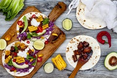 Μεξικάνικα tacos με το αβοκάντο, το αργό μαγειρευμένο κρέας, το ψημένο στη σχάρα καλαμπόκι, το κόκκινο λάχανο slaw και το salsa τ Στοκ Εικόνες Μεξικάνικα tacos με το αβοκάντο, το αργό μαγειρευμένο κρέας, το ψημένο στη σχάρα καλαμπόκι, το κόκκινο λάχανο slaw και το salsa τ Στοκ Εικόνες