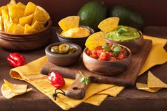 Μεξικάνικα tortilla nachos τσιπ με το guacamole, το salsa και το τυρί δ στοκ φωτογραφία με δικαίωμα ελεύθερης χρήσης Μεξικάνικα tortilla nachos τσιπ με το guacamole, το salsa και το τυρί δ στοκ φωτογραφία με δικαίωμα ελεύθερης χρήσης