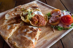 Μεξικάνικα τρόφιμα Quesadilla στοκ εικόνα Μεξικάνικα τρόφιμα Quesadilla στοκ εικόνα