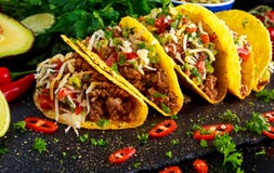 Μεξικάνικα τρόφιμα - τα εύγευστα κοχύλια taco με το επίγειο βόειο κρέας και το σπίτι έκαναν το salsa Μεξικάνικα τρόφιμα - τα εύγευστα κοχύλια taco με το επίγειο βόειο κρέας και το σπίτι έκαναν το salsa