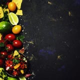 Μεξικάνικη έννοια τροφίμων, Nachos, σάλτσα Salsa, υπόβαθρο τροφίμων, κορυφή στοκ εικόνες Μεξικάνικη έννοια τροφίμων, Nachos, σάλτσα Salsa, υπόβαθρο τροφίμων, κορυφή στοκ εικόνες