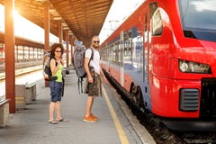 Μερικοί τουρίστες backpacker που περιμένουν να επιβιβαστεί σε ένα τραίνο στοκ φωτογραφίες Μερικοί τουρίστες backpacker που περιμένουν να επιβιβαστεί σε ένα τραίνο στοκ φωτογραφίες