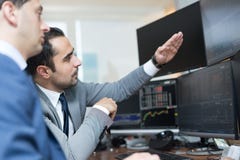 Μεσίτες αποθεμάτων που εξετάζουν τις οθόνες υπολογιστή, που κάνουν εμπόριο on-line στοκ εικόνα με δικαίωμα ελεύθερης χρήσης Μεσίτες αποθεμάτων που εξετάζουν τις οθόνες υπολογιστή, που κάνουν εμπόριο on-line στοκ εικόνα με δικαίωμα ελεύθερης χρήσης