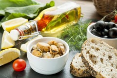 Μεσογειακά τρόφιμα στο μαύρο πίνακα πετρών στοκ φωτογραφία με δικαίωμα ελεύθερης χρήσης Μεσογειακά τρόφιμα στο μαύρο πίνακα πετρών στοκ φωτογραφία με δικαίωμα ελεύθερης χρήσης