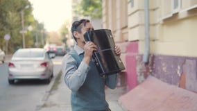Μετά από μια επιτυχή διαπραγμάτευση, ένας νέος επιχειρηματίας με τους ανόητους χαρτοφυλάκων γύρω, ρίχνει επάνω στο χαρτοφύλακά το απόθεμα βίντεο Μετά από μια επιτυχή διαπραγμάτευση, ένας νέος επιχειρηματίας με τους ανόητους χαρτοφυλάκων γύρω, ρίχνει επάνω στο χαρτοφύλακά το απόθεμα βίντεο