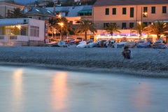 Μετά από το ηλιοβασίλεμα ένας ψαράς περιμένει τα ψάρια του στην ακτή της παραλίας στοκ φωτογραφία με δικαίωμα ελεύθερης χρήσης Μετά από το ηλιοβασίλεμα ένας ψαράς περιμένει τα ψάρια του στην ακτή της παραλίας στοκ φωτογραφία με δικαίωμα ελεύθερης χρήσης