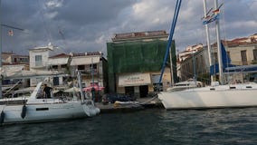 Μετάβαση του πλέοντας σκάφους κατά μήκος της ακτής του νησιού του Πόρου, Αιγαίο πέλαγος φιλμ μικρού μήκους Μετάβαση του πλέοντας σκάφους κατά μήκος της ακτής του νησιού του Πόρου, Αιγαίο πέλαγος φιλμ μικρού μήκους