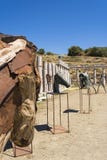 Μεταλλικά και ξύλινα αγάλματα στην πόλη αρχαίου Έλληνα της Μεσσηνίας, Ελλάδα στοκ φωτογραφία Μεταλλικά και ξύλινα αγάλματα στην πόλη αρχαίου Έλληνα της Μεσσηνίας, Ελλάδα στοκ φωτογραφία