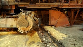 Μεταλλουργικές εγκαταστάσεις, καυτή ρίψη μετάλλων Taphole μηχανών βύθιση εξοπλισμός μεταλλουρ&gamm απόθεμα βίντεο Μεταλλουργικές εγκαταστάσεις, καυτή ρίψη μετάλλων Taphole μηχανών βύθιση εξοπλισμός μεταλλουρ&gamm απόθεμα βίντεο