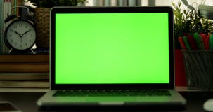 Μετακινηθείτε από το lap-top με την πράσινη οθόνη σκοτεινό γραφείο Τελειοποιήστε για να βάλετε την εικόνα ή το βίντεό σας Πράσινη Μετακινηθείτε από το lap-top με την πράσινη οθόνη σκοτεινό γραφείο Τελειοποιήστε για να βάλετε την εικόνα ή το βίντεό σας Πράσινη