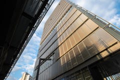 Μεταλλουργική ξύστρα ουρανού το σημάδι Βουκουρέστι στοκ φωτογραφία με δικαίωμα ελεύθερης χρήσης Μεταλλουργική ξύστρα ουρανού το σημάδι Βουκουρέστι στοκ φωτογραφία με δικαίωμα ελεύθερης χρήσης